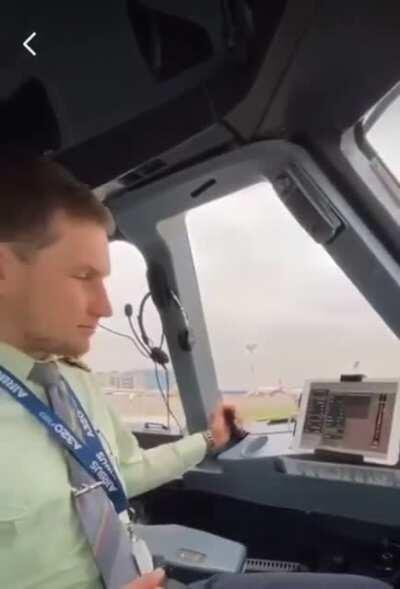 How to open and close the window on the Airbus.