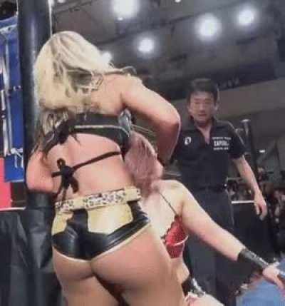 Toni Storm's juicy cheeks