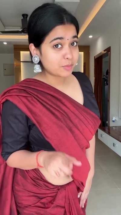 Saloni Singh navel in saree