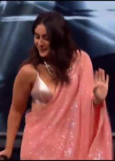 Kareena mom slutty body makes me so hard 🤤 just want to unwrap her saree from her milky body🍑 . Those jiggling handful melons 🤤💦