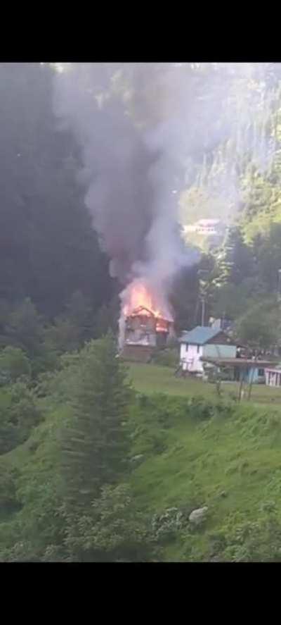 Chamba , Himachal Pradesh me bheedh ne lagai Manohar ke hatyaro ke ghar me aag,  🙏