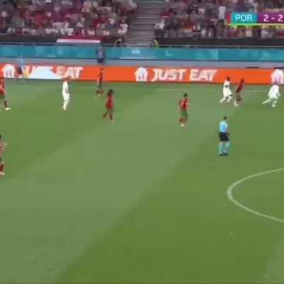 João Palhinha defending skills against Kante and Pogba.