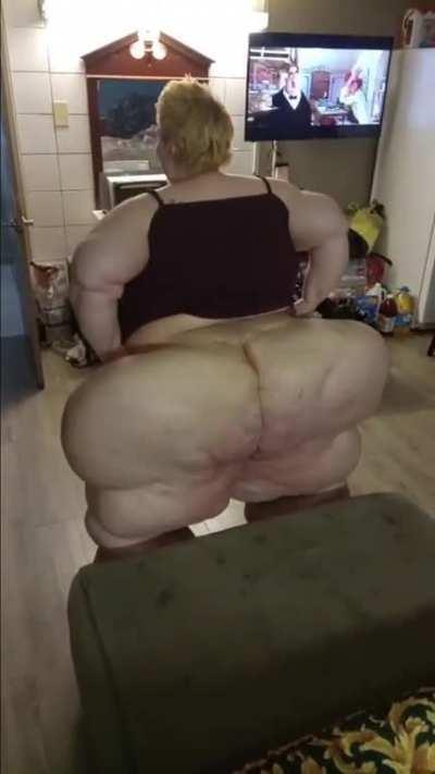 Watch that huge ass jiggle