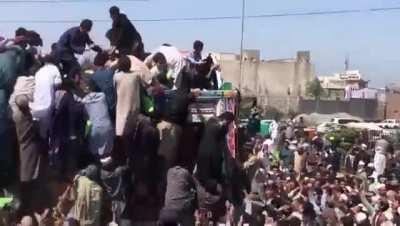 Another truck carrying ‘atta’ is looted in Peshawar, situation in a Nuclear Powered Nation