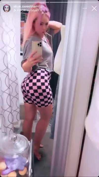 Ass is phat in tight shorts!