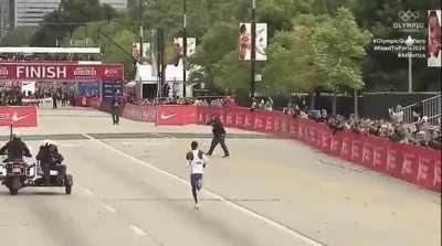 Kelvin Kiptum breaks Eliud Kipchoge’s WR with 2:00:35 in Chicago