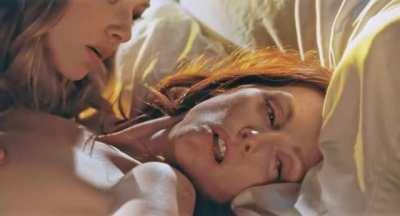 Julianne Moore &amp;amp; Amanda Seyfried in a great lesbian scene (Chloe 2009)