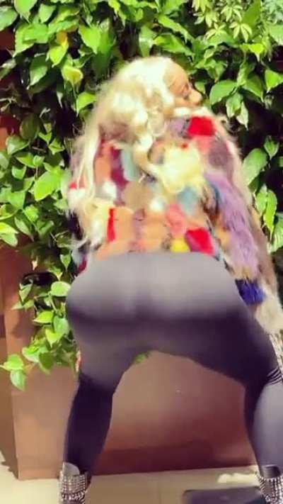 She shaking ass