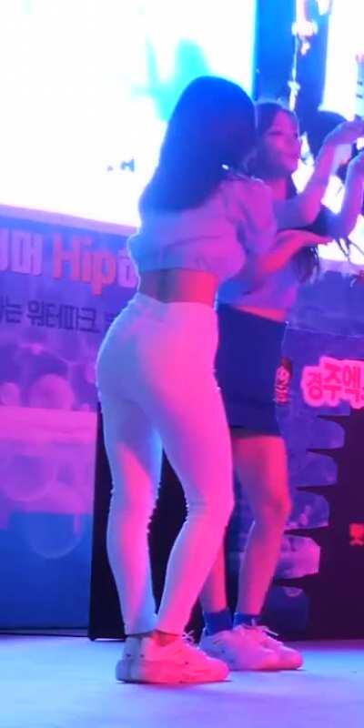 Fromis_9 - Saerom's heavenly sculpted ass for her birthday