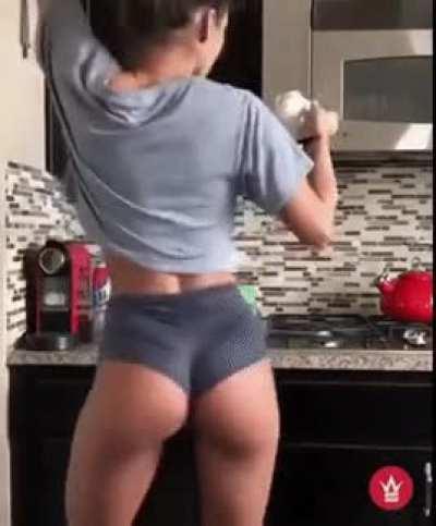 Sommer Ray’s jiggling ass and cleavage