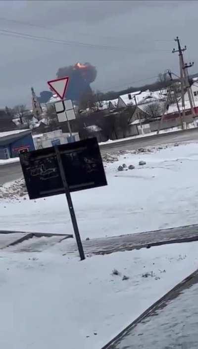 Russian IL-76 crashing in Belgorod, breaking apart in mid air