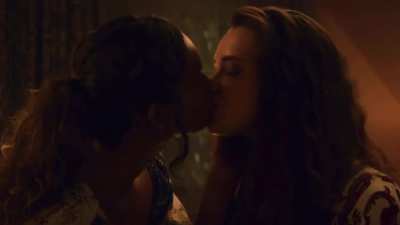 Katherine Langford lesbian kisses in ‘13 Reasons Why’