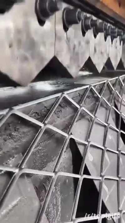 Expanded metal mesh machine