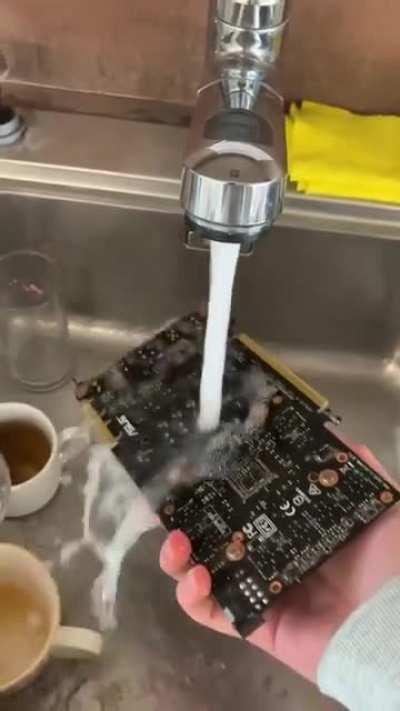 Friend said i should wash my GPU, am i doing it right?