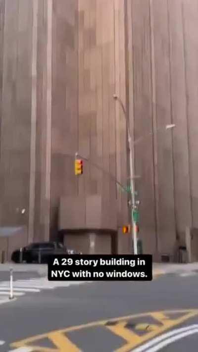 Ever wonder why this huge building in NYC has no windows? Built in 1974 during the Cold War, 33 Thomas Street was designed to withstand a nuclear blast / fallout and to be self-sufficient with its own gas and water supplies. credit: archi.student.helper