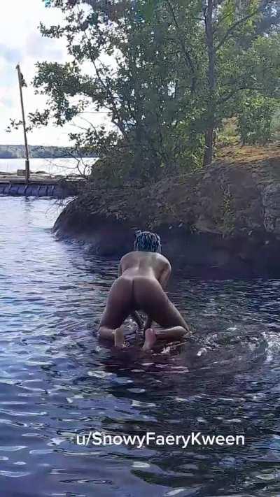 Twerking in nature