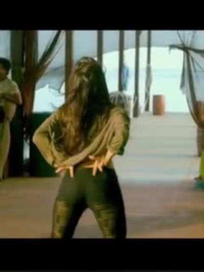 Shraddha Kapoor back twist