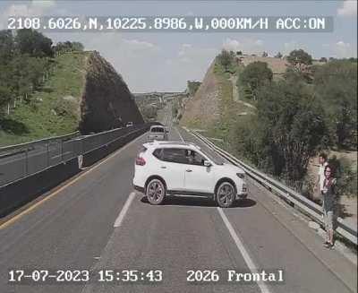 This is how armed individuals rob a couple of their vehicle on a Highway in Mexico