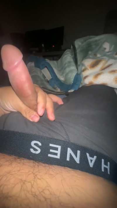 (18)m wanting to jerk with a guy and receive first time head 