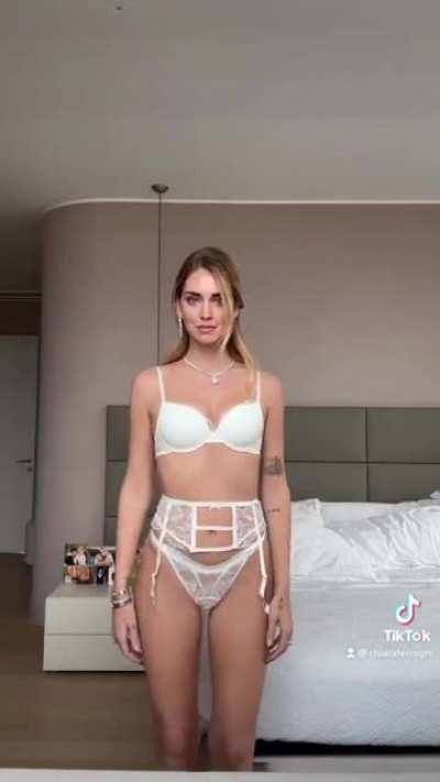 Chiara ferragni ci fa vedere il suo nuovo intimo