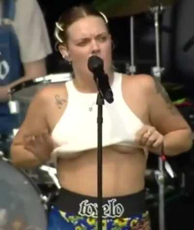 Tove Lo flashing her tits onstage