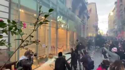 Réouverture des magasins, les galeries Lafayette prises d'assaut.