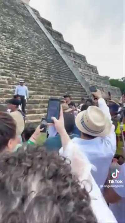 Woman gets reprimanded for having climbed the Chichen-Itza pyramid, which is a restricted area