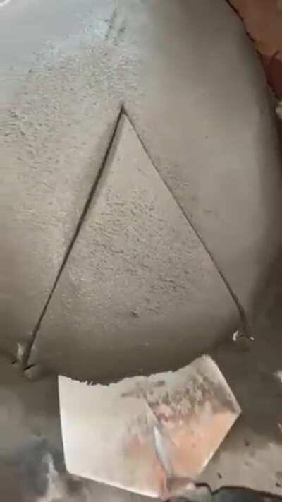 Slicing a Mortar cake