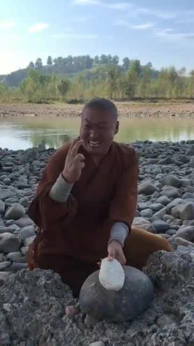 Kung Fu practitioner break rocks with two fingers