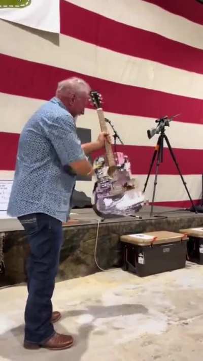 Guy bought a signed Taylor Swift guitar at a live auction for $4,000, only to destroy it… 