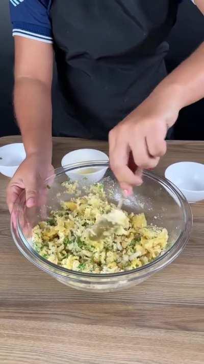 How to make cold, oily scrambled eggs in the most difficult way