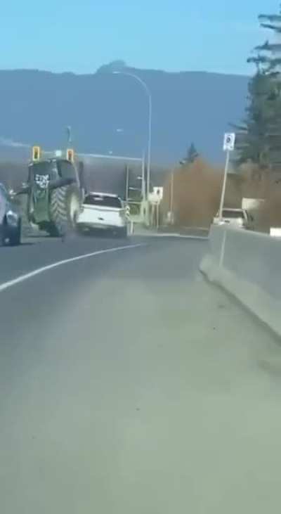 Tractor vs çop car