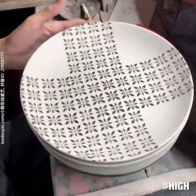 Manually decorating a plate