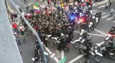 Ecuadorian army defends protestors against police