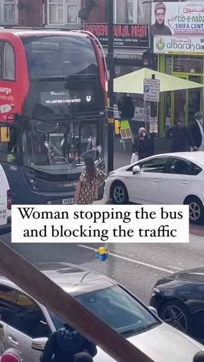 Woman arrested after obstructing bus on Stratford Road 👮‍♀️🤷‍♂️