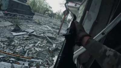 UA pov: Ukrainian soldiers storm a building and subsequently demolish it with explosives placed by sappers