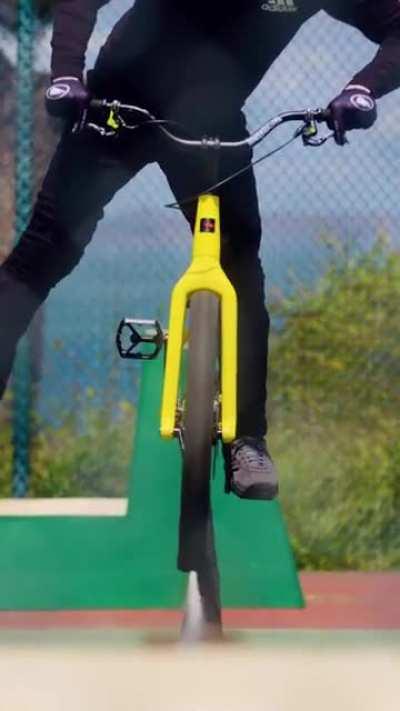 Absolutely insane level of balancing on top of a tennis net