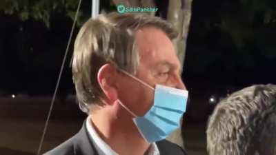 Apoiadora: Bolsonaro, não deixa fazer esse negócio de vacina não Presidente: A vacina... ninguém pode obrigar ninguém a tomar vacina