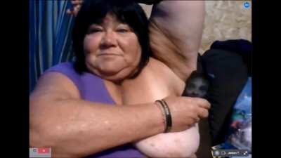 Strong huge Southern woman wants to make someone smell her armpits.