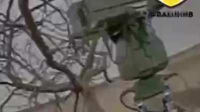 Ukrainian fpv drone targets a Murom-P system mounted on a tree