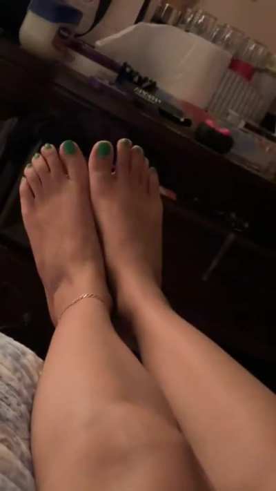 Latina toes