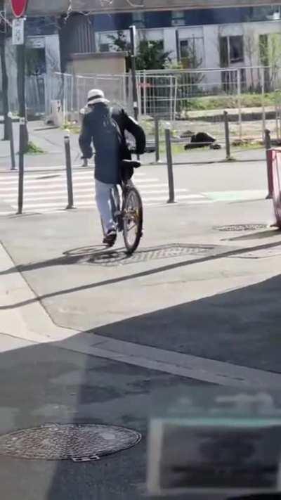 Guy steals an unrideable bike