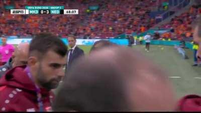 Goran Pandev substituted off to guard of honour from his teammates in his last match for North Macedonia