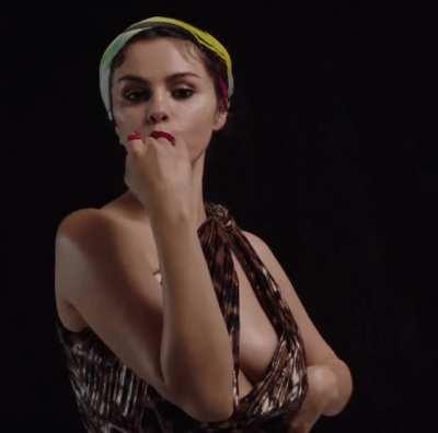 Selena Gomez needs more than a finger between those luscious lips