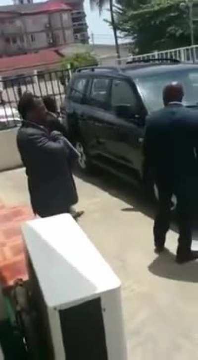 President of Guinea attempting to beat up Minister whole stole Covid funds