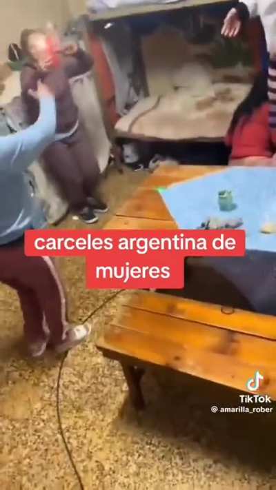 Las chicas solo quieren divertirse, Carcel edition