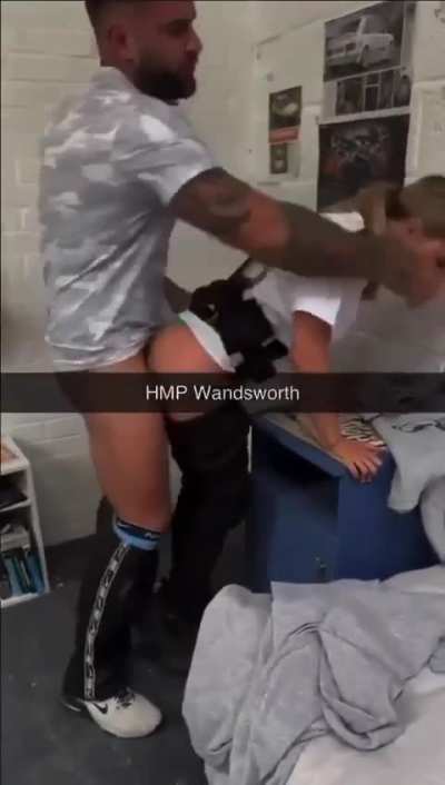 Another U.K officer giving it up to an inmate in prison *She got fired for this* 🇬🇧👮‍♀️⛓️🔐