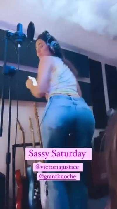 Move that ass like that on my dck