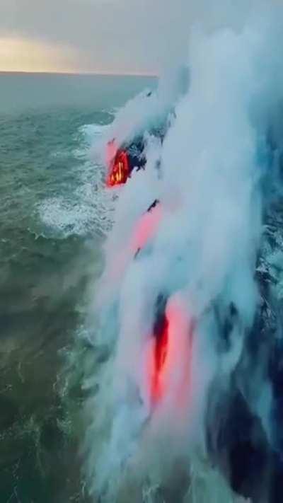 🔥 Magma flowing into the Pacific Ocean, Hawaii