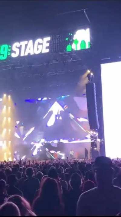 Rolling Loud crowd boos and throws objects at Chromazz 😭💀